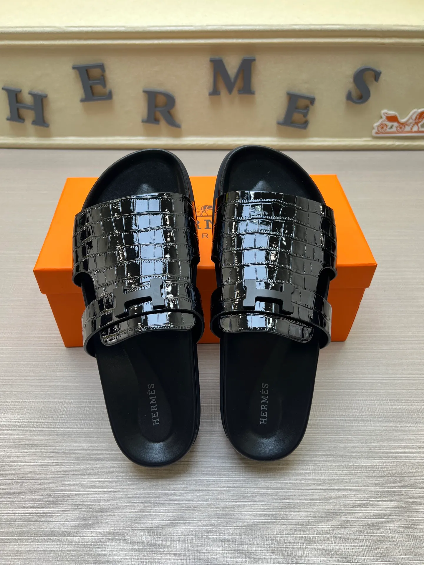 [H Family Hermès] P: 360💰 Size: 38-45 Hermes Men’s Kazimir Slippers - 2025 Summer New Hermès Same as the original version, with colored cowhide surface + rubber combined sole, handmade by master-level craftsmen! ❥High-end customization, exclusive products, the highest version in the industry.